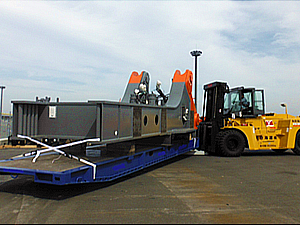 We own a 30 ton forklift which is few in Japan, and we respond to the further increase and the speeding up of cargoes by improving the effciency of transportation and handling.