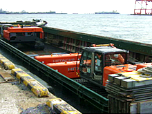 We can also handle special operations such as works on barges and coastal cargo boats, and we respond to various needs of our customers.