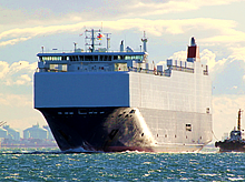 承接从食品到大型・重量货物。各种货物的装船，卸船及运送操作。